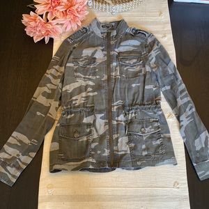 Express light weight camo jaquet. Size sx